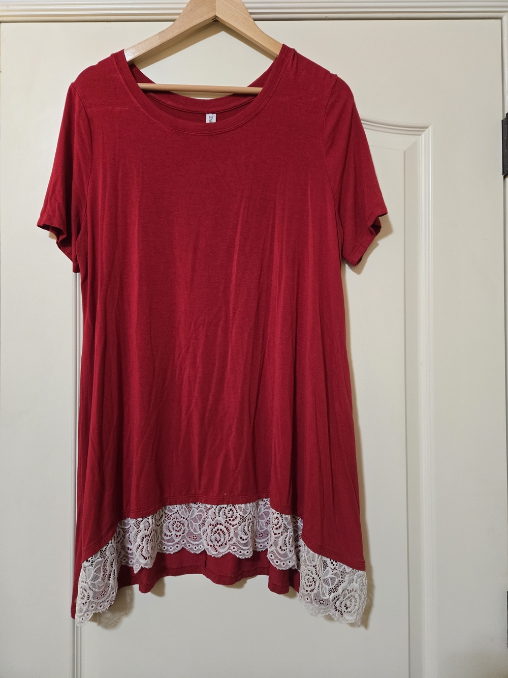 Zenana Signature Women's Red Short-Sleeve Tunic with White Lace Trim Flowy